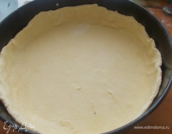 Тесто раскатать тонко и выложить в форму, сделав бортики.