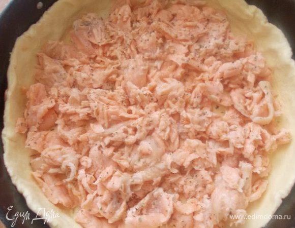 Выкладываем слой семги, присыпать слегка травками.