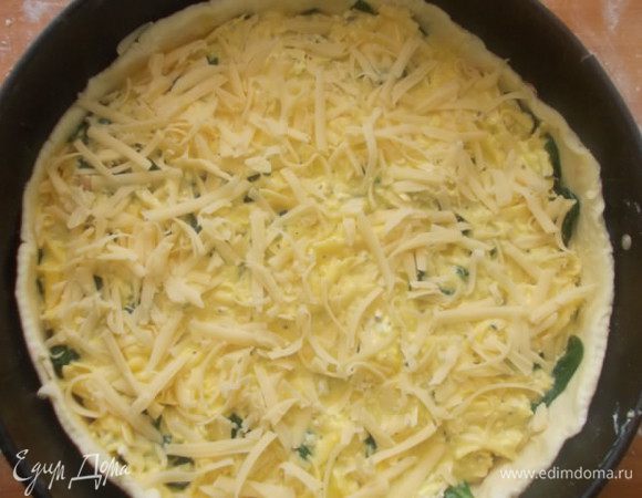 Затем зальем все яйцами с сыром и травками, сверху я ещё присыпала сыром потертым.