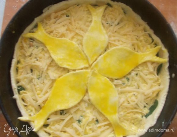 Из обрезков теста,я вырезала рыбок и обмакнула в яйце,глазки сделала из перца.