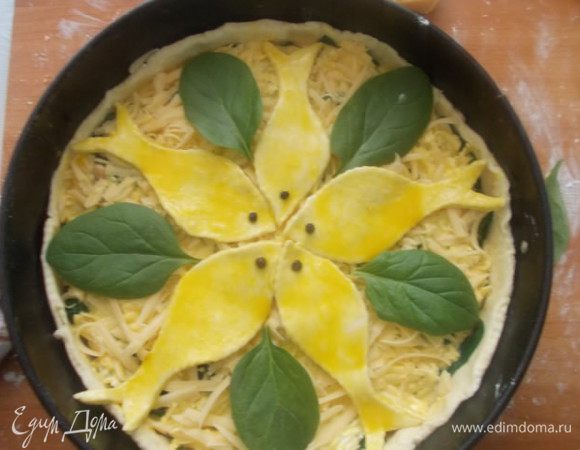 Укладываем листики шпината для красоты и отправляем в разогретую духовку 200С. на 35-40 минут, пока киш не станет золотистым. Он хорош, как горячим, так и холодным. Приятного аппетита!!!