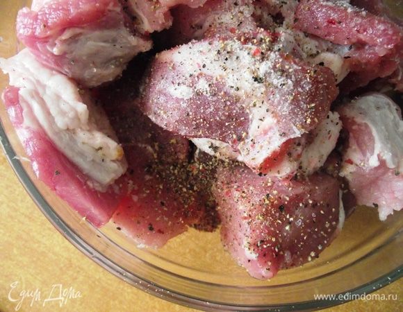 Секрет вкусного кебаба в том, что мясо необходимо замариновать на несколько часов. 
Нарезаем мясо одинаковыми кусками. 
Добавляем соль, перец, паприку, сок лимона, коньяк, оливковое масло и хорошо перемешиваем. 
Оставляем в холодильнике мариноваться несколько часов.