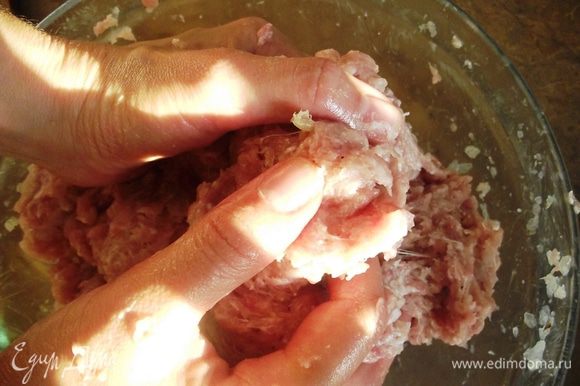 Затем пропускаем мясо, сало, лук, чеснок через мясорубку несколько раз. Добавляем немного сухого базилика. В результате получаем однородный фарш. Хорошо перемешиваем фарш руками на протяжении 25 минут.