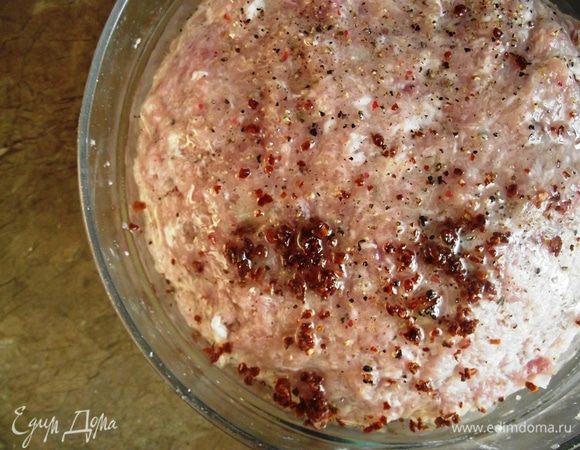 Затем необходимо "отбить" фарш: для этого нужно взять в руки фарш и бросить его обратно в ёмкость, где он лежал, с большой силой или на стол. Так следует продолжать, пока смесь не примет вид однородной массы, липкой на ощупь. 
После данной процедуры фарш нужно оставить на час, чтобы он принял более густой вид. 
Теперь отправляем фарш в холодильник немного охладиться. Я оставила его на ночь.
