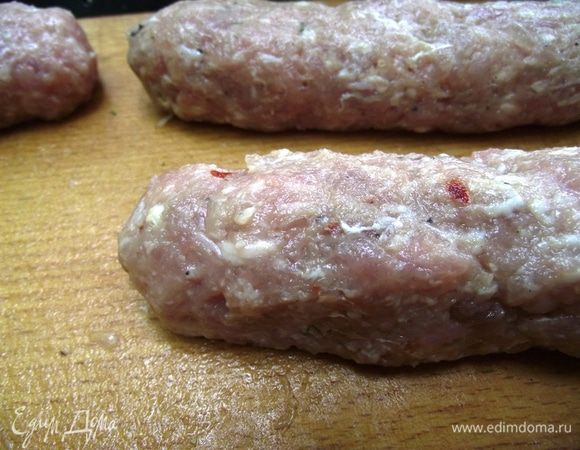 Смочите руки в горячей воде, возьмите горсть фарша, слепите из него продолговатую котлету и насадите её на шампур, расправляя по всей длине. 
Поместите на шампур и целые помидоры, кольца кабачка и баклажана - они идеально подойдут к люля кебабу.