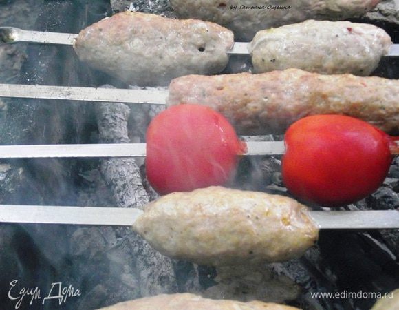 Готовится люля-кебаб на достаточно жарких углях, поворачивать его надо чаще, чем другой шашлык, и желательно постоянно обмахивать чем-либо, чтобы он не пересушился в горячем воздухе, поднимающемся от углей, но быстро запекался. Приподнимайте шампуры и осматривайте ту сторону, которая жарится: как только увидите, что мясо изменило цвет, переворачивайте.