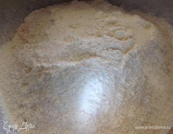 Смешаем муку, сахар, соль и дрожжи.