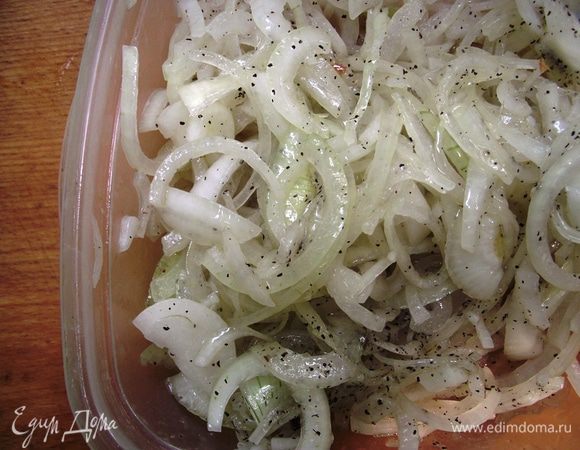 Нарезаем тонко полукольцами лук и промываем его в холодной воде. Слегка отжать лук руками. Отправляем лук в посуду, где будем его мариновать. Добавляем соль, перец, сок лимона, масло. Маринуем в процессе жарки шашлыка. 