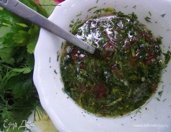 Мелко рубим ножом укроп и базилик. 
Мелким кубиком нарезаем помидор.
Добаляем соль, перец и все остальные ингредиенты и хорошо перемешиваем.

Люля-Кебаб с маринованным луком и соусом готов!