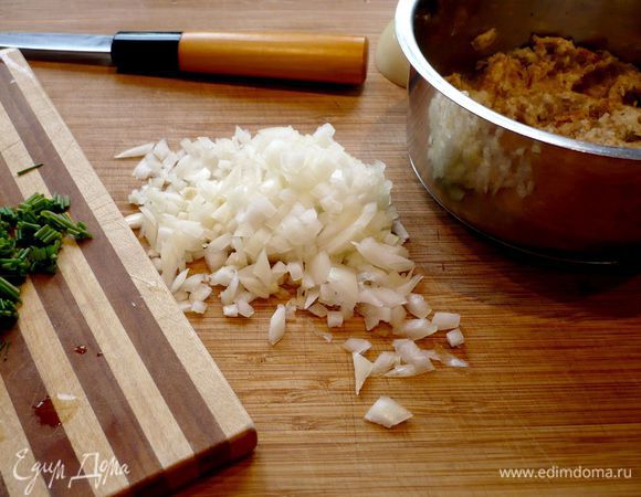 Для начинки порезать лук и шнитт-лук мелко. Шпинат (у меня он уже был порезан) разморозить предварительно и залить небольшим количеством кипятка, поставить на огонь и поварить буквально пару минут, слить воду и хорошо отжать шпинат. 