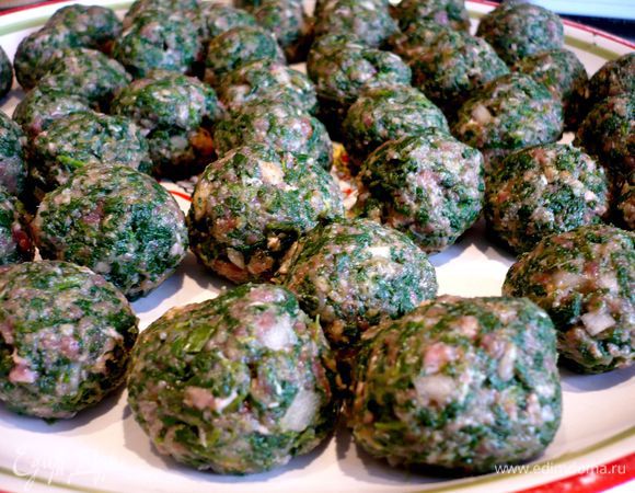 Сливки довести до кипения и накрошить в них хлеб, дать хлебу впитать в себя сливки и остыть. Смешать оба вида лука, отжатый шпинат, фарш, порубленную петрушку, хлеб с яйцом до однородности, посолить, поперчить. Сформировать из фарша небольшие фрикадельки. 