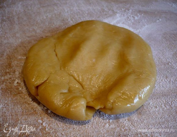 Доски, на которые будем выкладывать слепленные пельмени, присыпать слегка мукой. Так же поступить с рабочей поверхностью. Раскатать часть теста как можно тоньше в квадратный пласт. 