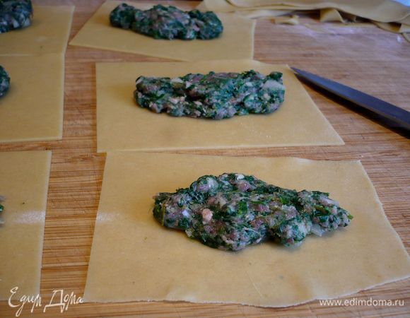 Выложить на серединку каждого кусочка теста начинку, распределить ее по поверхности. Скрепить края пельменя и пройтись по краям вилочкой. Проделать то же самое со всеми частями теста и начинкой.