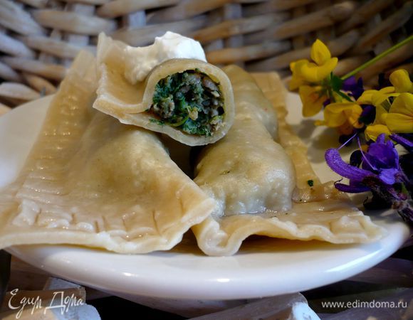 Отварить пельмени в подсоленной воде, т.е. опустить их в кипящую воду, дать им подняться на поверхность и поварить их на небольшом огне в течение еще нескольких минут. Достаем пельмешки шумовкой, выкладываем на блюдо и подаем со сметаной... Вкусно!!!