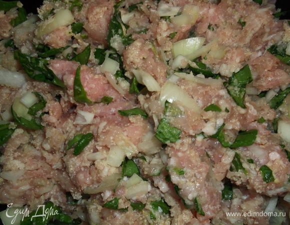 В фарш добавляем зелень, лук, яичные белки, орегано, сухари панировочные, соль, перец по вкусу и хорошо перемешиваем.