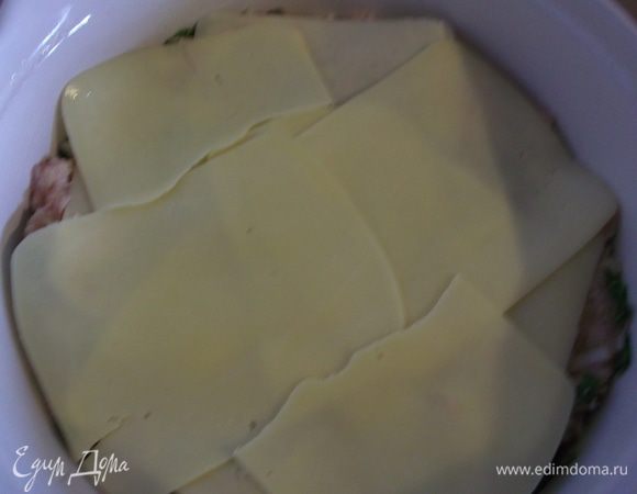 В смазанную форму выкладываем половину фарша, сверху посыпаем сыром (у меня как видите нарезной).