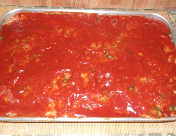 Сверху выкладываем оставшийся фарш, хорошо перемешиваем томатный соус с горчицей и равномерным слоем смазываем запеканку.