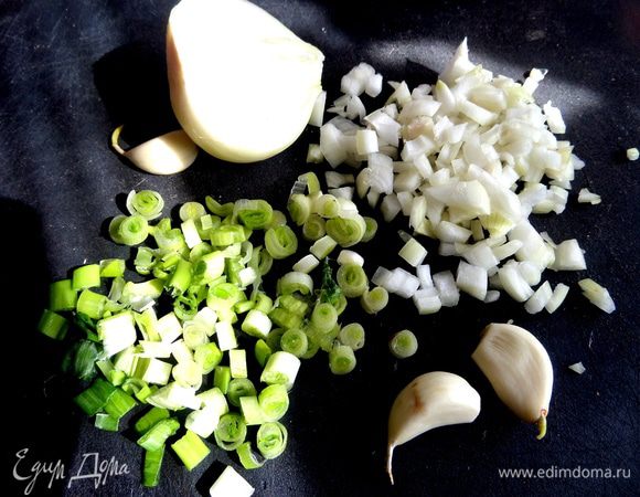 Лук,чеснок измельчить.