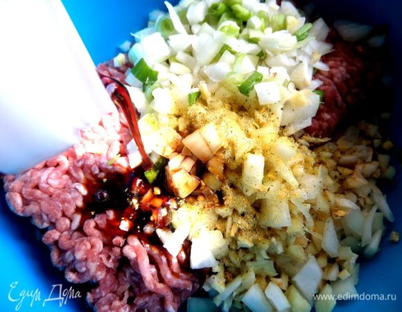 Добавить соус.