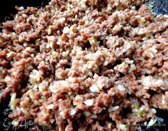 Всё вместе обжарить,разбивая комочки вилкой.