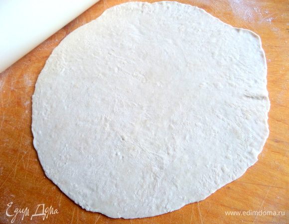 Раскатываем тонко каждый круг. У меня 22 см в диаметре.