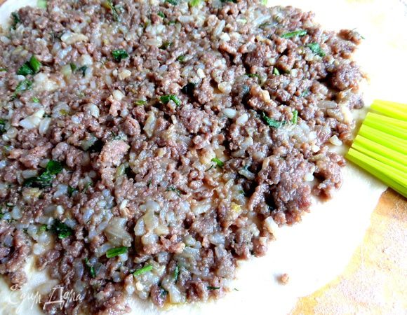 Края смазать водой.