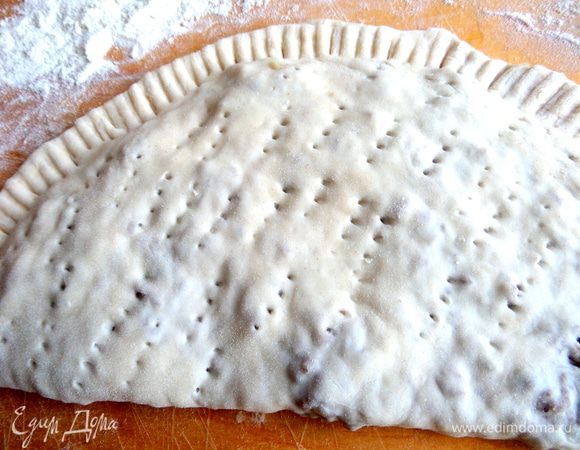 Наколоть вилкой с двух сторон.