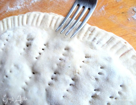 Края прижать вилкой.