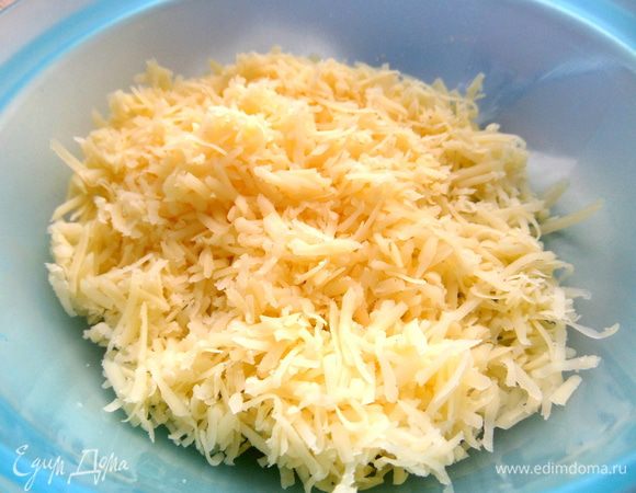 Сыр мелко натереть.