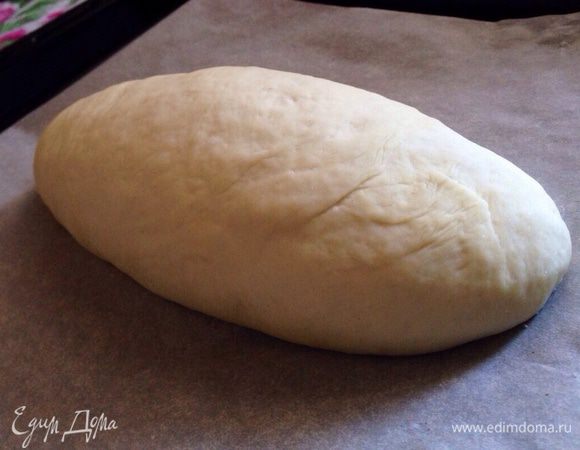 Через 30 минут, тесто обмять и сформировать батон. Накрыть полотенцем и оставить отдохнуть ещё на 15 минут.