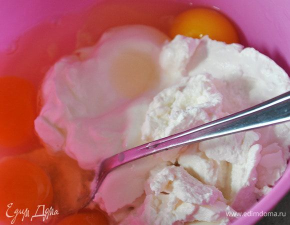 Приготовить тесто. Для этого смешать ложкой сыр, сметану, яйца. Просеять муку, перемешать.