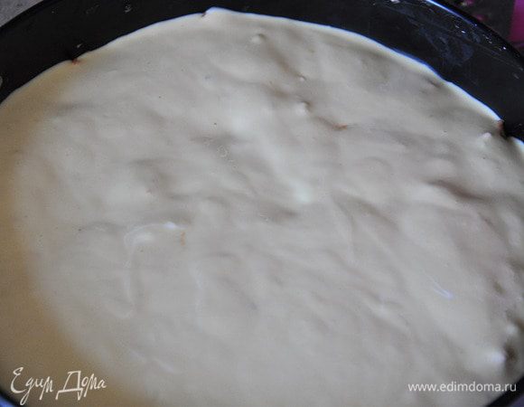 Сверху выложить потертую морковь и залить остальным тестом.