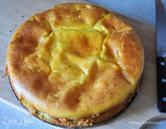 Выпекать при 180 гр около 45-50 минут. Подавать пирог можно со сметанкой (хотя он и так влажный, сочный)горячим, теплым или холодным. 