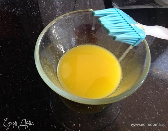 Сливочное масло растопить. Противень застелить бумагой для выпечки и смазать маслом.