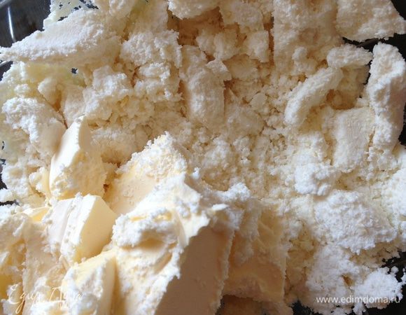 Приготовим тесто. Смешаем творог (у меня был 8%) и размягченный маргарин. 