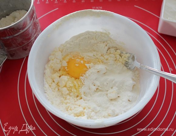 Смешиваем сливочное масло с сахарной пудрой и солью. Добавляем яйцо, перемешиваем.