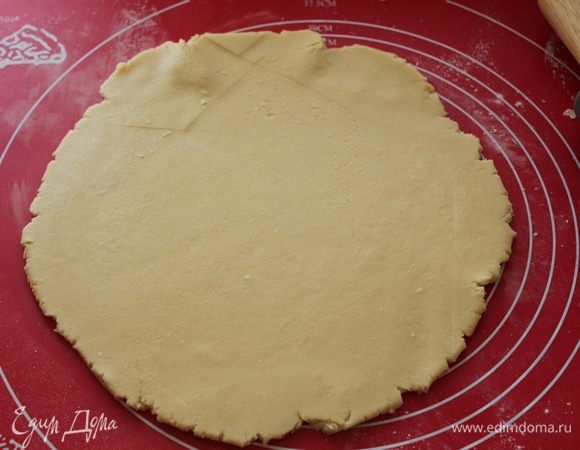  Присыпаем мукой рабочую поверхность и раскатываем на ней тесто в пласт толщиной 3 мм, чтобы получить круг диаметром 30 см. 