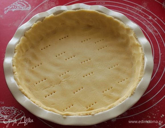 Выкладываем тесто в форму,делаем проколы вилкой