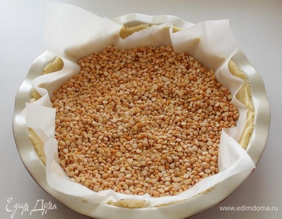 Кладем лист бумаги для выпечки с грузом. Печем 10 минут до получения легкого золотистого оттенка, убираем бумагу. Уменьшаем температуру до 160 градусов, печем еще 8-10 минут. Достаем корж из духовки.