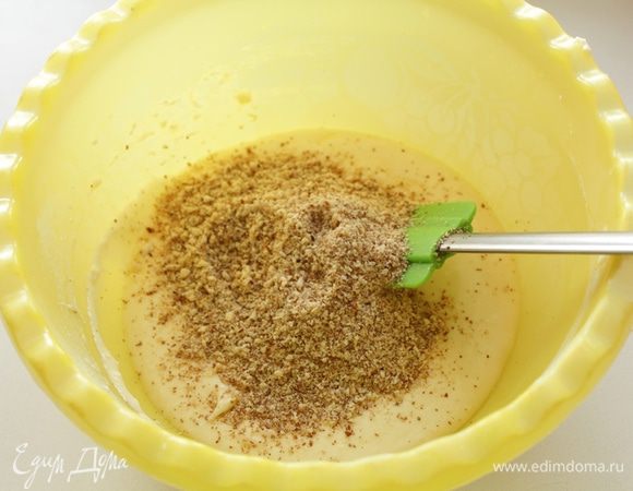 В полученную массу лопаткой вмешиваем молотый миндаль.