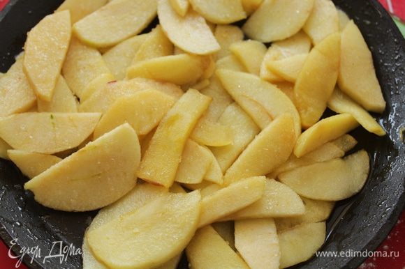 Яблочная начинка: Яблоки очищаем от кожуры, нарезаем ломтиками. В небольшую сковороду вливаем немного воды и насыпаем сахар, на медленном огне доводим сахар до растворения. Добавляем ломтики яблок и тушим до полуготовности.