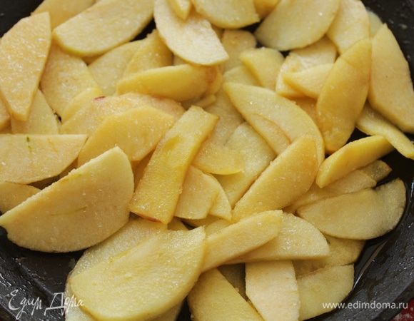 Яблочная начинка:
Яблоки очищаем от кожуры, нарезаем ломтиками. В небольшую сковороду вливаем немного воды и насыпаем сахар, на медленном огне доводим сахар до растворения. Добавляем ломтики яблок и тушим до полуготовности.