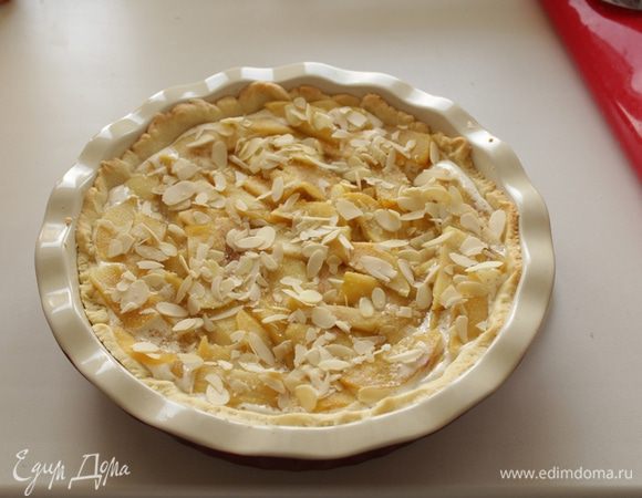 Сверху выкладываем яблоки, присыпаем миндальными лепестками.