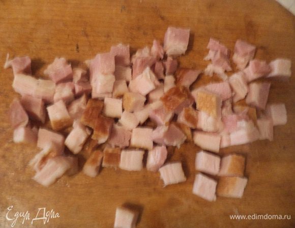 Бекон нарезать маленькими кубиками, обжарить на сухой сковордке.