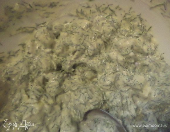 Для заправки луковицу нарезать маленькими кубиками. Укроп мелко порезать. Перемешать майонез, укроп, лук и лимонный сок, немного посолить (помня о том, что в составе салата есть майонез и копчёная рыба).