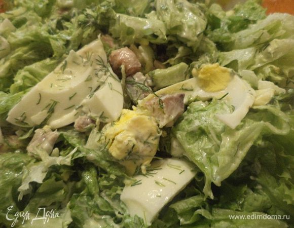 Листья салата выложить на блюдо, сверху положить рыбу, бекон, яйца и авокадо. Полить заправкой, перемешать. Приятного аппетита!!!