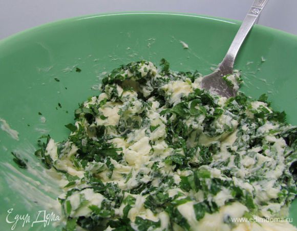 Приготовить зелёное масло. Зелень вымыть, хорошо обсушить и мелко нарезать. Смешать с маслом, добавить лимонный сок, соль и свежемолотый перец. Всё хорошо перемешать.