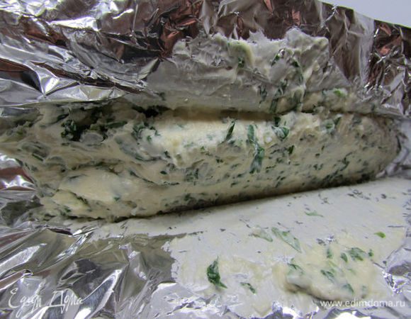 Выложить на пищевую плёнку или фольгу.