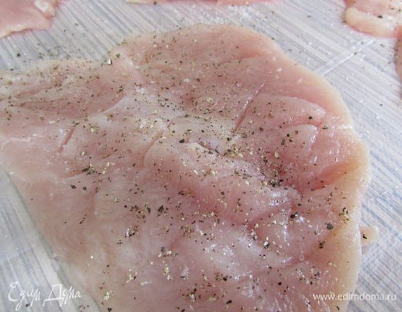 Филе куриной грудки вымыть, хорошо обсушить бумажным полотенцем. Отделить малое (внутреннее) филе от большого. У малого филе надрезать сухожилия (чтобы котлеты не деформировались во время жарки). Вдоль большого филе сделать неглубокий надрез (в месте утолщения филе). Сделать надрезы вправо и влево, не прорезая филе насквозь, и раскрыть как книгу. Куриное филе посолить и поперчить.