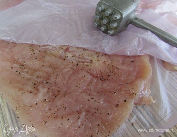 Филе слегка отбить под двумя листами пищевой плёнки.